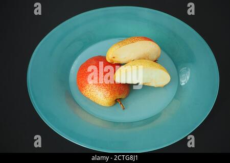 Reife Früchte. Birne auf einer Platte in Stücke geschnitten. Stockfoto