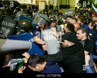 Sofia, Bulgarien. September 2020, 22. Zusammenstoß zwischen Polizei und Demonstranten am Unabhängigkeitstag. Die Situation eskalierte, nachdem die Demonstranten nicht zugelassen wurden Stockfoto