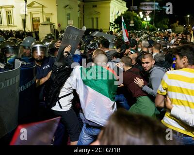 Sofia, Bulgarien. September 2020, 22. Zusammenstoß zwischen Polizei und Demonstranten am Unabhängigkeitstag. Die Situation eskalierte, nachdem die Demonstranten nicht zugelassen wurden Stockfoto