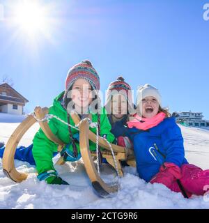 Frischer Schnee, wolkenloser Himmel, Sonnenschein ... perfekte Bedingungen für einen glücklichen Tag im Schnee mit der Familie Stockfoto