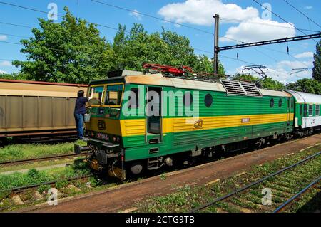 Der Lokführer putzt vor dem Service am 10. Mai 2 die Frontscheibe seiner Lokomotive, die sich im Bahnhof Prag-Hostivar in Prag, Tschechische Republik, befindet Stockfoto