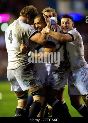 LUTHER BURRELL FEIERT SCORING EINEN VERSUCH FÜR ENGLAND SCHOTTLAND GEGEN ENGLAND - SECHS NATIONEN MEISTERSCHAFT MURRAYFIELD BILD : © MARK PAIN / ALAMY Stockfoto