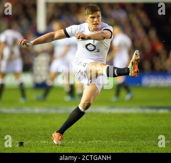 OWEN FARRELL STARTET EINE STRAFE SCHOTTLAND gegen ENGLAND SECHS NATIONEN MEISTERSCHAFT - MURRAYFIELD Copyright Picture : Mark Pain / Alamy 08/2/2014 Stockfoto