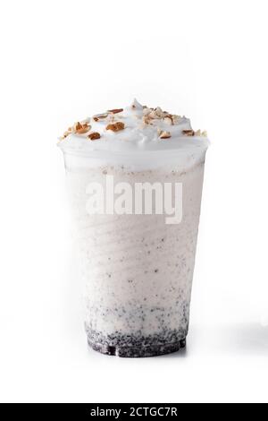 Weiße Schokolade, Vanille und Nüsse Eismilchshake isoliert auf weißem Hintergrund Stockfoto