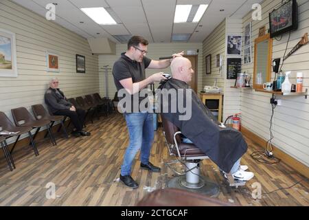 Barber Steve Compton, Shields Road, Byker, Newcastle. Stockfoto