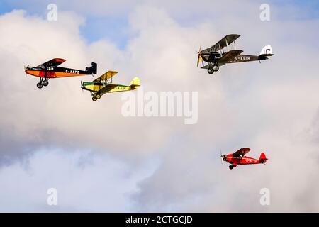 Fliegen Sie vorbei an Comper CLA7, Parnall Elf II, Desouter Mk.1 und De Havilland DH.51 Tiger Moth. Stockfoto