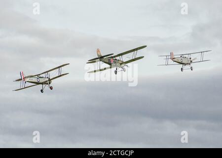 Fliegen Sie vorbei an AVRO Tutor, Polikarpov PO2 und Hawker Tomtit. Stockfoto