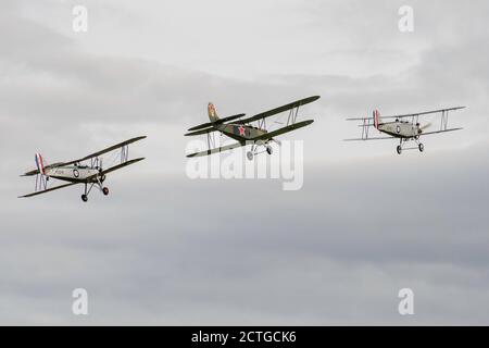 Fliegen Sie vorbei an AVRO Tutor, Polikarpov PO2 und Hawker Tomtit. Stockfoto