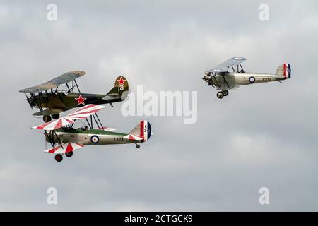 Fliegen Sie vorbei an AVRO Tutor, Polikarpov PO2 und Hawker Tomtit. Stockfoto