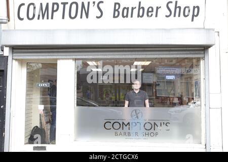 Barber Steve Compton, Shields Road, Byker, Newcastle. Stockfoto