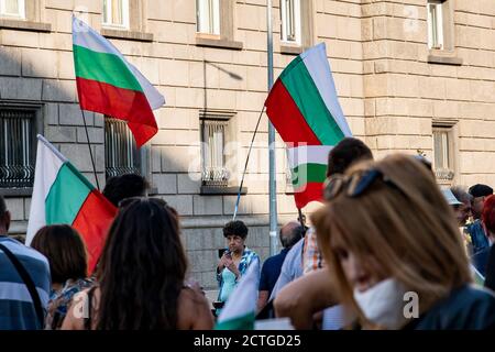 Sofia, Bulgarien - 22. September 2020 : Demonstranten schwenken die bulgarische Flagge während des 76. Tages der Anti-Regierung-Proteste gegen korrupte Politik Stockfoto