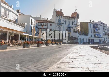 CADAQUES, SPANIEN-8. AUGUST 2020: Straßen der Stadt in der Moning von. Stockfoto