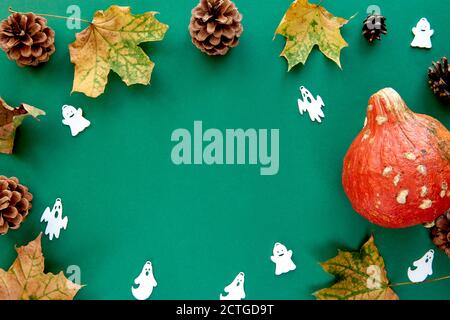 Herbstkomposition. Rahmen aus Kürbissen, getrockneten Blättern und dekorativen Ghoasts Hintergrund. Vorlage Herbst, Herbst, halloween, Erntedankfest Stockfoto