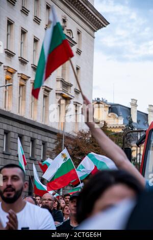 Sofia, Bulgarien-22. September 2020:Demonstranten, die die bulgarische Flagge schwenken, während des 76. Tages der regierungsfeindlichen Proteste gegen korrupte Politiker Stockfoto