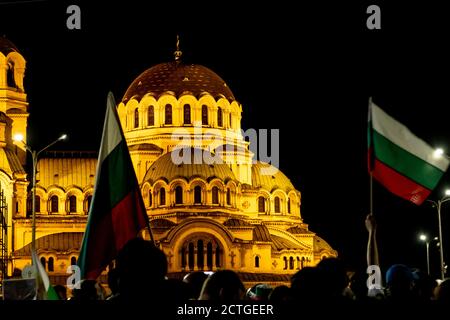 Sofia, Bulgarien - 22. September 2020 : Demonstranten schwenken die bulgarische Flagge während des 76. Tages der Anti-Regierung-Proteste gegen korrupte Politik Stockfoto