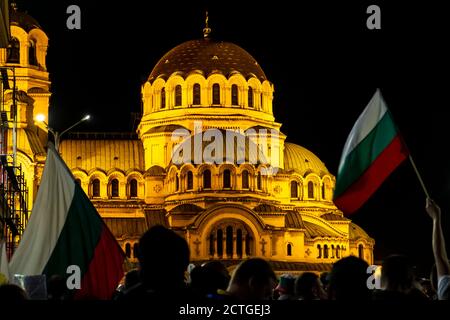 Sofia, Bulgarien - 22. September 2020 : Demonstranten schwenken die bulgarische Flagge während des 76. Tages der Anti-Regierung-Proteste gegen korrupte Politik Stockfoto