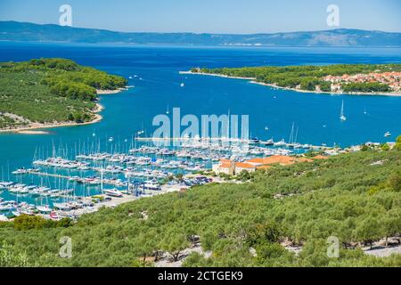 Panoramablick auf die Stadt Cres auf der Insel Cres in Kroatien Stockfoto