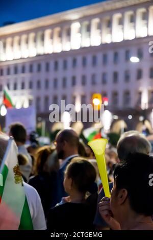 Sofia, Bulgarien-22. September 2020:Demonstranten, die die bulgarische Flagge schwenken, während des 76. Tages der regierungsfeindlichen Proteste gegen korrupte Politiker Stockfoto