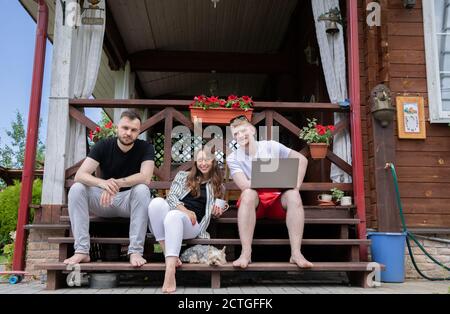 Junge kreative Startup-Team im Freien auf der Terrasse arbeitet aus der Ferne in Auf dem Land Stockfoto