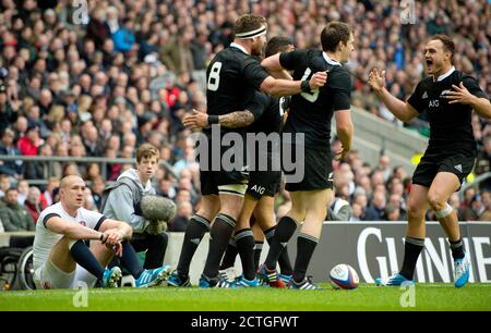 KIERAN LESEN FEIERT SCORING EINEN VERSUCH FÜR DIE ALLE SCHWARZEN ALS EIN NIEDERGESCHLAGEN MIKE BROWN KANN NUR AUF ENGLAND GEGEN NEUSEELAND AUSSEHEN. BILDNACHWEIS : © MARK SCHMERZ Stockfoto