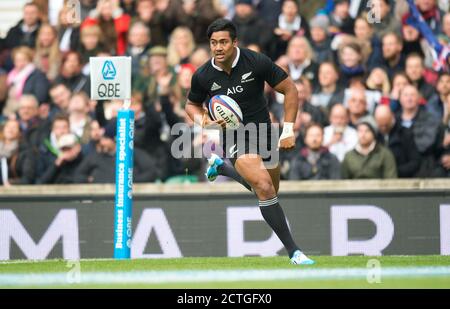 JULIAN SAVEA VERSUCHT ES NACH NUR EINER MINUTE ENGLAND GEGEN NEUSEELAND QBE INTERNATIONAL - TWICKENHAM COPYRIGHT PICTURE : © MARK PAIN Stockfoto