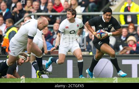 JULIAN SAVEA VERSUCHT ES IN DER ERSTEN HÄLFTE ENGLAND GEGEN NEUSEELAND QBE INTERNATIONAL - TWICKENHAM COPYRIGHT PICTURE : MARK PAIN 07774 842005. 17/11 Stockfoto