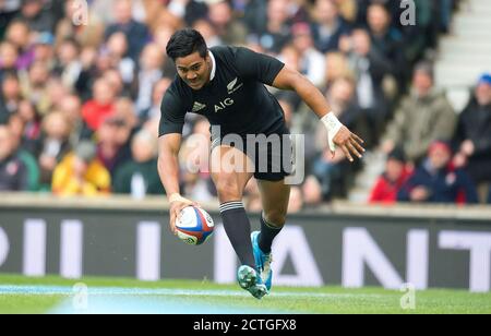 JULIAN SAVEA VERSUCHT ES NACH NUR EINER MINUTE ENGLAND GEGEN NEUSEELAND QBE INTERNATIONAL - TWICKENHAM COPYRIGHT PICTURE : © MARK PAIN Stockfoto