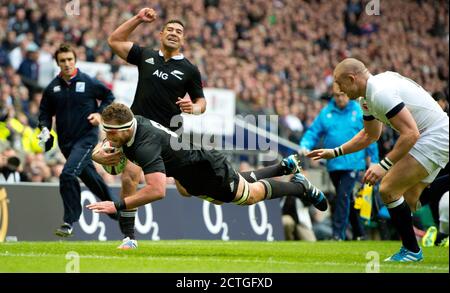 KIERAN READ SCORES EIN VERSUCH FÜR ALLE SCHWARZEN ENGLAND GEGEN NEUSEELAND QBE INTERNATIONAL - TWICKENHAM COPYRIGHT PICTURE : © MARK PAIN Stockfoto