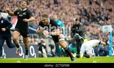 KIERAN READ SCORES EIN VERSUCH FÜR ALLE SCHWARZEN ENGLAND GEGEN NEUSEELAND QBE INTERNATIONAL - TWICKENHAM COPYRIGHT PICTURE : © MARK PAIN Stockfoto