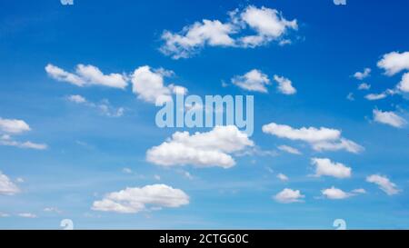 Viele verschwommene weiße Wolken am schönen blauen Himmel für die Verwendung als Hintergrundbild. Stockfoto