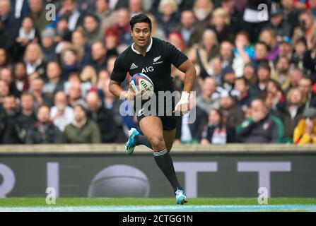 JULIAN SAVEA VERSUCHT ES NACH NUR EINER MINUTE ENGLAND GEGEN NEUSEELAND QBE INTERNATIONAL - TWICKENHAM COPYRIGHT PICTURE : © MARK PAIN Stockfoto