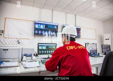 Region Aktöbe/Kasachstan - Mai 04 2012: Ölverarbeitungsanlage. Raffineriearbeiter oder Ingenieur in roter Arbeitskleidung und weißer Helmsteuerung. Stockfoto