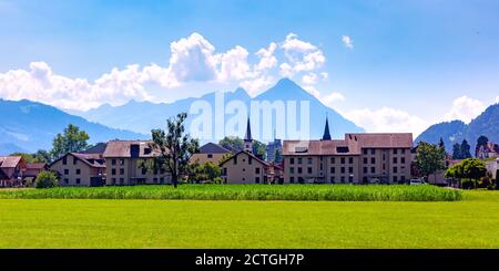 Panorama der Altstadt von Interlaken, wichtiges touristisches Zentrum im Berner Hochland, Schweiz Stockfoto