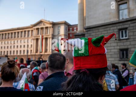 Sofia, Bulgarien - 22. September 2020: Demonstranten schwenken die bulgarische Flagge während des 76. Tages der regierungsfeindlichen Proteste gegen korrupte Politiker Stockfoto