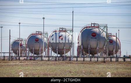 Region Aktobe, Kasachstan: Kugelgasspeicher zur Verflüssigung von Erdöl oder Erdgas. FLÜSSIGGAS, FLÜSSIGGAS. Lagerbestände in der Ölraffinerie. CNPC-Unternehmen. Stockfoto