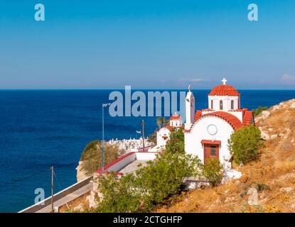 Zwei Kapellen in Pigadia Stadt mit Blick auf Ägäis, Karpathos Insel, Griechenland Stockfoto