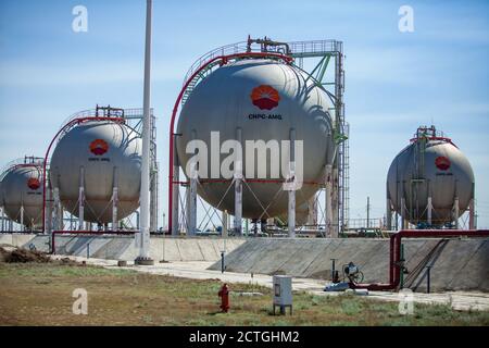 Region Aktoby, Kasachstan: Kugelgasspeicher für Flüssiggas (Erdgas) (LPG, LNG). Ölraffinerie-Werk, CNPC-Unternehmen. Stockfoto