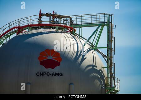 Zhanazhol, Region Aktöbe, Kasachstan: Kugelspeicher für Flüssiggas (Erdgas) (LPG, LNG). CNPC-Unternehmen. Ölraffinerie-Werk. Stockfoto