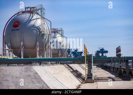 Region Aktoby, Kasachstan.Sphere Gasspeichertanks für Flüssiggas (Erdgas) LPG, LNG.Oil Raffinerieanlage, CNPC Unternehmen. Öllagerstätte Zhanazhol Stockfoto