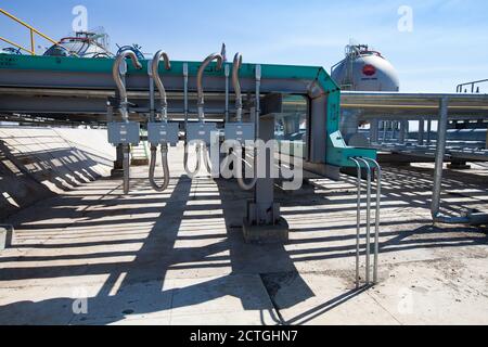 Region Aktobe, Kasachstan: Rohre und Ausrüstung.Sphere Gasspeichertanks für die Verflüssigung von Erdgas LNG, LPG.Oil Raffinerie-Anlage in Desert.CNPC. Stockfoto