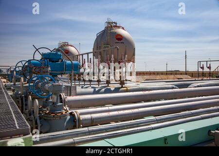 Region Aktöbe, Kasachstan: Kugelgasspeicher für Flüssigerdgas (Erdgas). FLÜSSIGGAS, FLÜSSIGGAS. Rohre und Steuerventile. Ölraffinerie CNPC Stockfoto