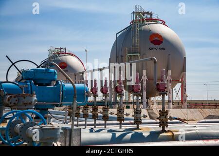 Zhanazhol, Region Aktöbe, Kasachstan: Ölraffinerie in der Wüste. Kugelgasspeicher für Flüssigerdes Erdgas (Erdöl). LNG, FLÜSSIGGAS. Stockfoto