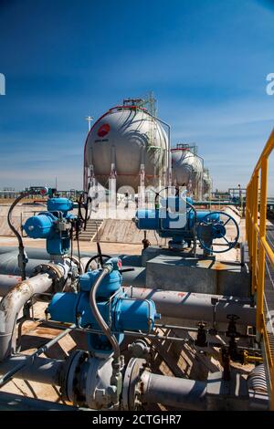 Zhanazhol, Region Aktöbe, Kasachstan: Kugelgasspeicher für Flüssiggas (Erdgas) LPG, LNG. Rohre und Steuerventile im Fokus. CNPC. Stockfoto