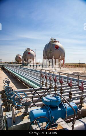 Zhanazhol, Region Aktöbe, Kasachstan: Ölraffinerie-Werk. Kugelgasspeicher für Flüssiggas (Erdgas) LPG, LNG. Stockfoto