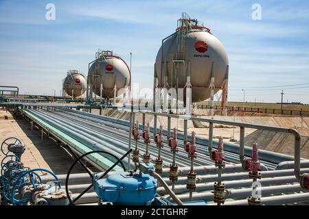 Region Aktöbe, Kasachstan: Kugelgasspeicher für Flüssiggas (Erdgas), LPG, LNG. Rohre und Ventile. Ölraffinerie-Anlage von CNPC. Stockfoto