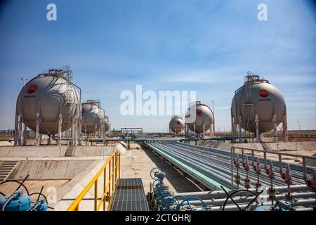 Region Aktöbe, Kasachstan: Kugelgasspeicher für Flüssiggas (Erdgas), LPG, LNG. Rohre und Ventile. Ölraffinerie-Anlage von CNPC. Stockfoto