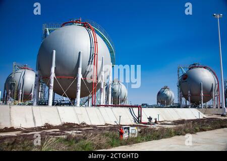 Region Aktöbe, Kasachstan: Ölraffinerie-Anlage in der Wüste. Kugelgasspeicher zur Verflüssigung von Erdöl (Erdgas). FLÜSSIGGAS, FLÜSSIGGAS. CNPC-Unternehmen. Stockfoto