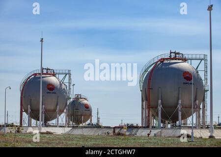 Zhanazhol Öllagerstätte, Region Aktöbe, Kasachstan:Kugelgasspeichertanks für Flüssiggas (Erdgas) (LPG, LNG).Raffinerieanlage, CNPC-Unternehmen Stockfoto