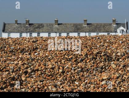 Küstenwache Cottages auf Shingle Street, Suffolk Stockfoto