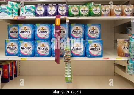 Taplow, Buckinghamshire, Großbritannien. September 2020. Einige Leute haben begonnen, Panik wieder zu kaufen, wegen der Befürchtungen einer möglichen nationalen Sperre, da neue Covid-19 Fälle wieder außer Kontrolle geraten in England. Wie früher beliebte Artikel, die in der Masse von einigen Käufern gekauft werden, sind Toilettenrollen, Pasta, Tomaten aus der Dose, gebackene Bohnen, Handdesinfektionsmittel und Einweghandschuhe, aber Mehl und die meisten anderen Produkte im Laden heute Morgen waren in guter Versorgung und der Supermarkt war nicht übermäßig beschäftigt. Quelle: Maureen McLean/Alamy Live News Stockfoto